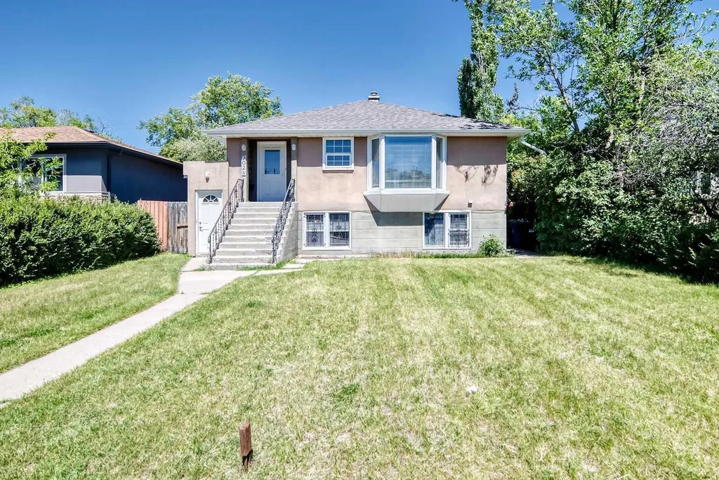 2028 Westmount Road NW Calgary AB T2N 3M9