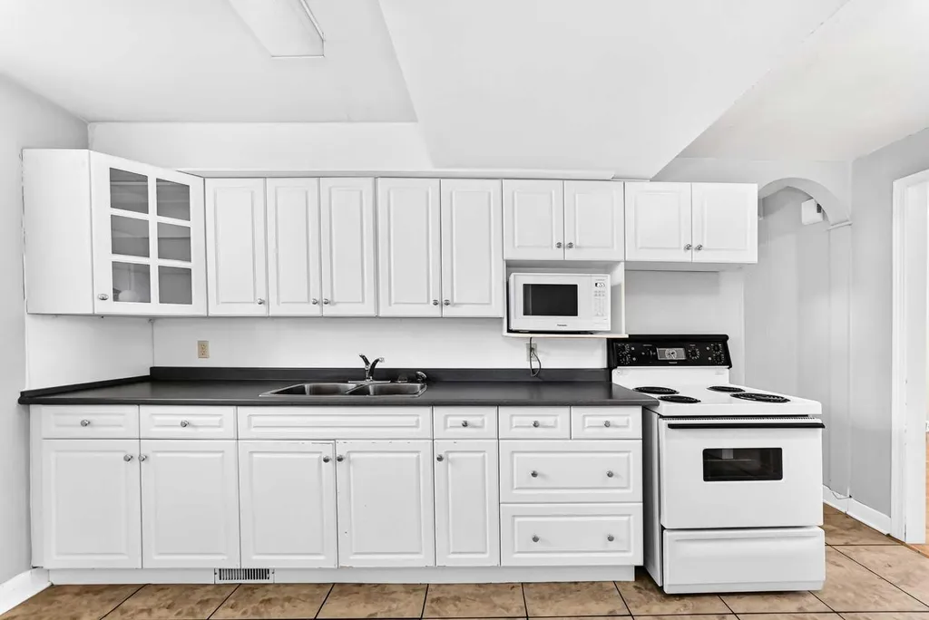 2028 Westmount Road NW Calgary AB T2N 3M9