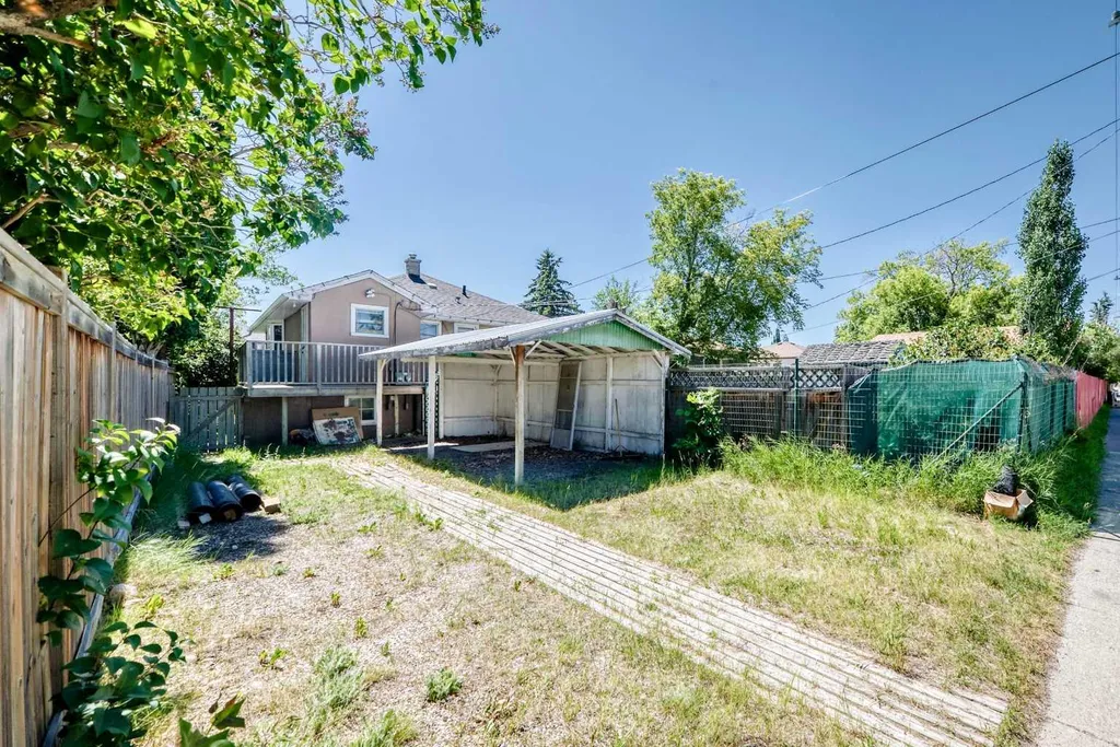 2028 Westmount Road NW Calgary AB T2N 3M9