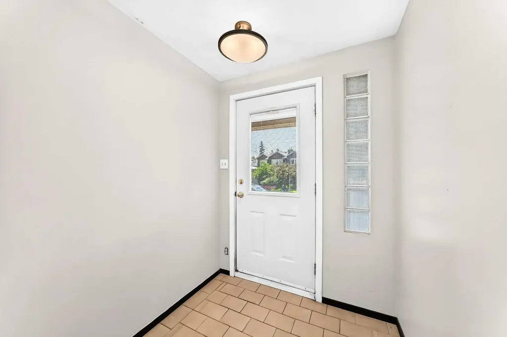 2028 Westmount Road NW Calgary AB T2N 3M9