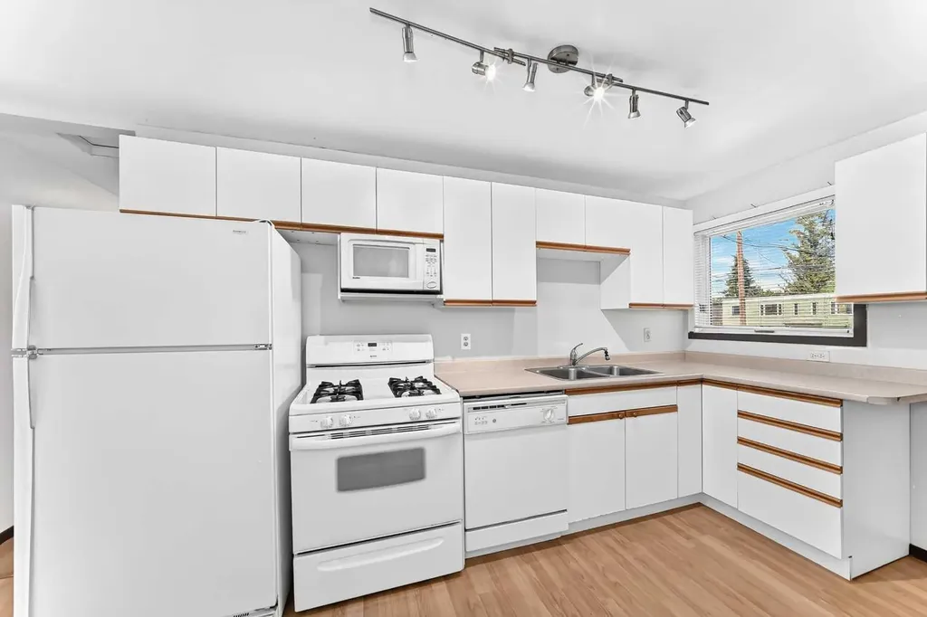 2028 Westmount Road NW Calgary AB T2N 3M9