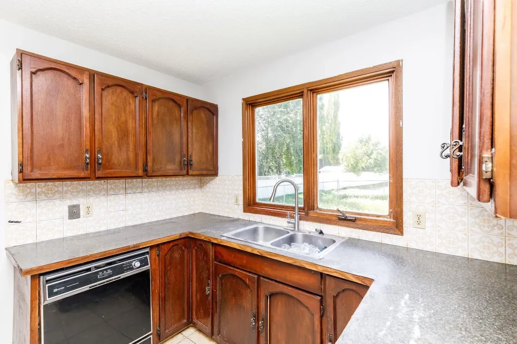 36 Asmundsen Avenue Red Deer AB T4R 1E9