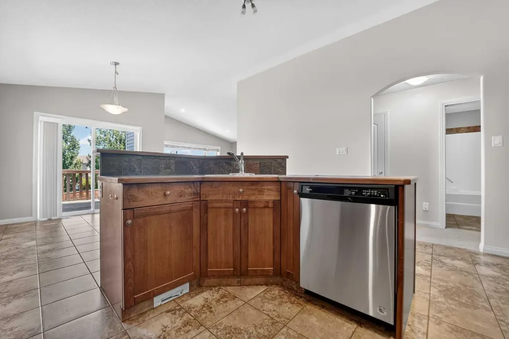 234 Keystone Lane W Lethbridge AB T1J 2R2