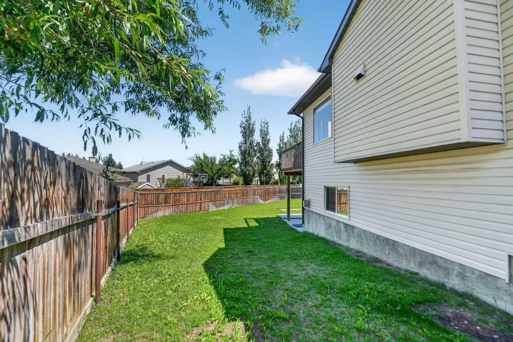 234 Keystone Lane W Lethbridge AB T1J 2R2
