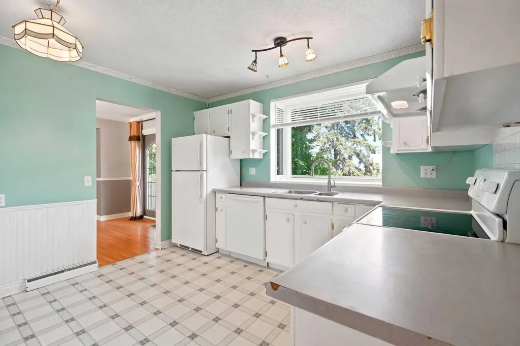 820 Canford Crescent SW Calgary AB T2W 1L2