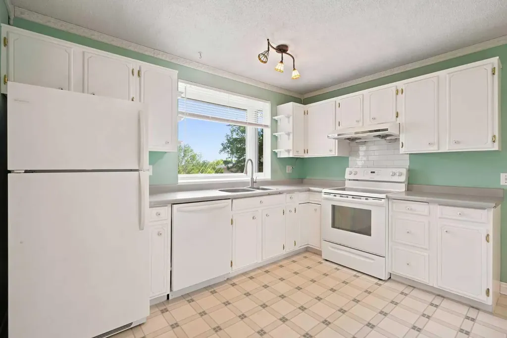 820 Canford Crescent SW Calgary AB T2W 1L2