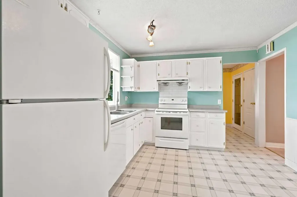 820 Canford Crescent SW Calgary AB T2W 1L2