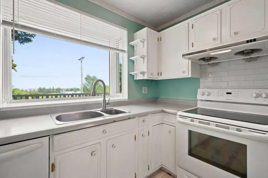 820 Canford Crescent SW Calgary AB T2W 1L2