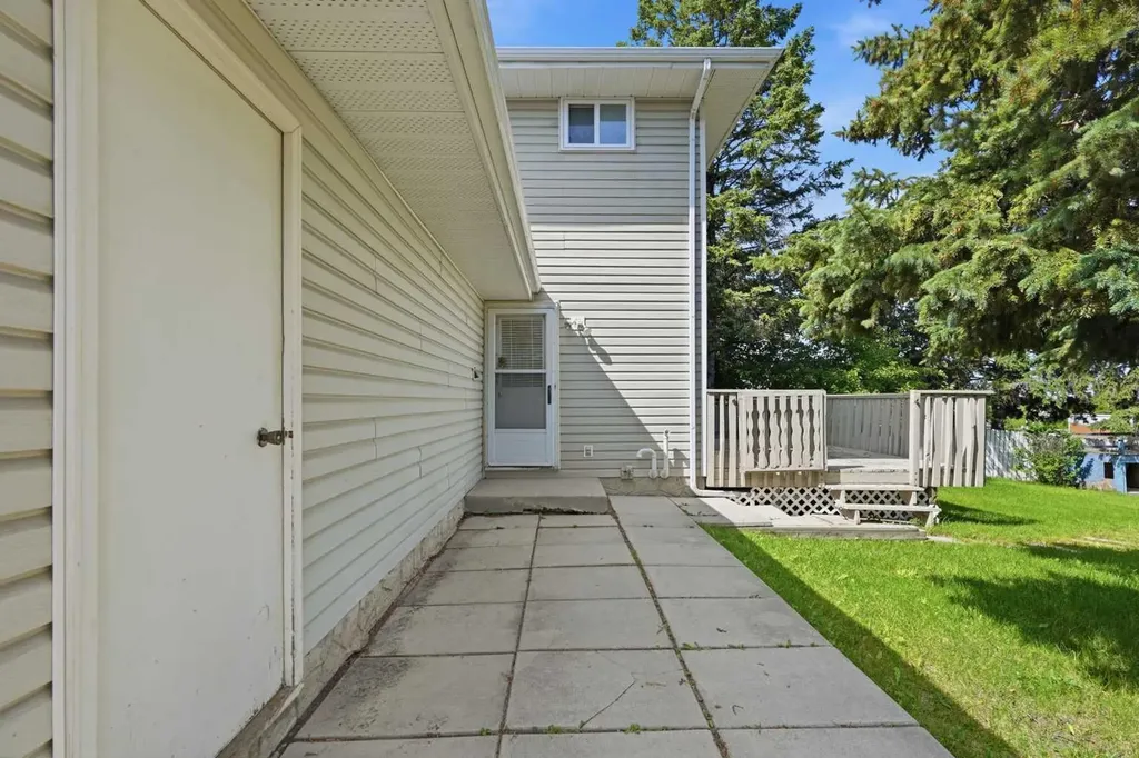 820 Canford Crescent SW Calgary AB T2W 1L2