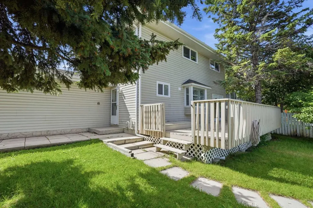 820 Canford Crescent SW Calgary AB T2W 1L2