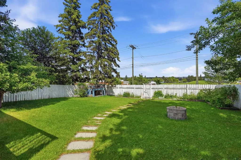 820 Canford Crescent SW Calgary AB T2W 1L2