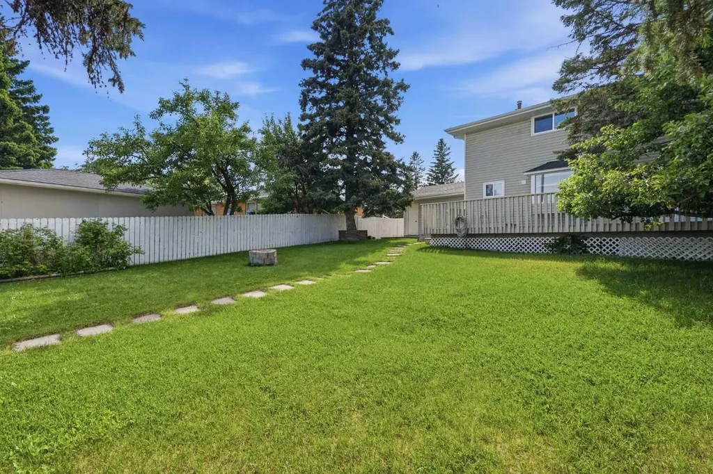 820 Canford Crescent SW Calgary AB T2W 1L2