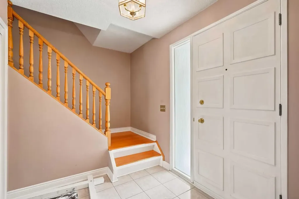 820 Canford Crescent SW Calgary AB T2W 1L2