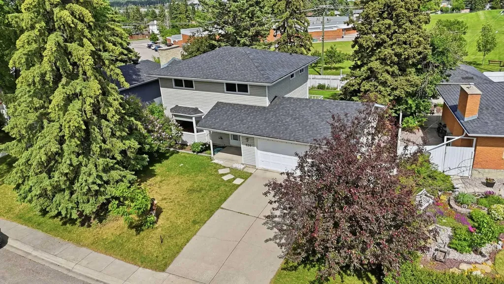 820 Canford Crescent SW Calgary AB T2W 1L2