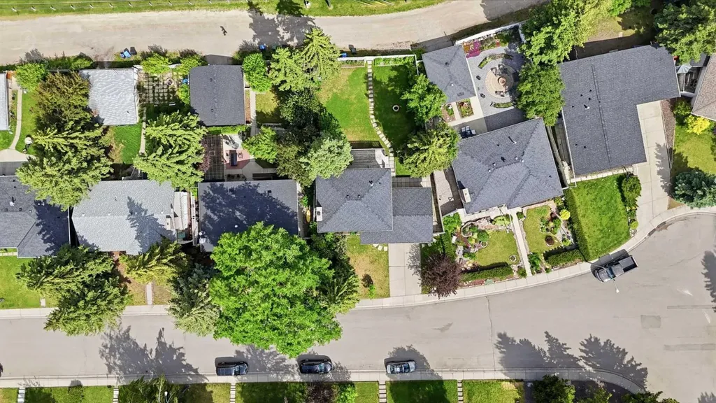 820 Canford Crescent SW Calgary AB T2W 1L2