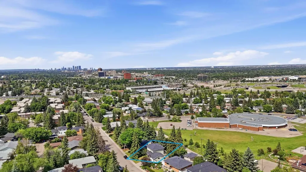 820 Canford Crescent SW Calgary AB T2W 1L2