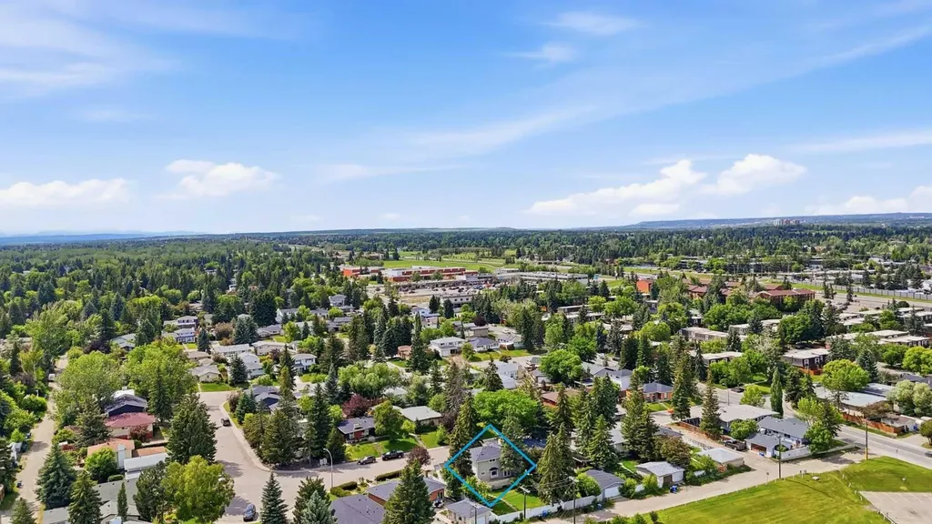 820 Canford Crescent SW Calgary AB T2W 1L2