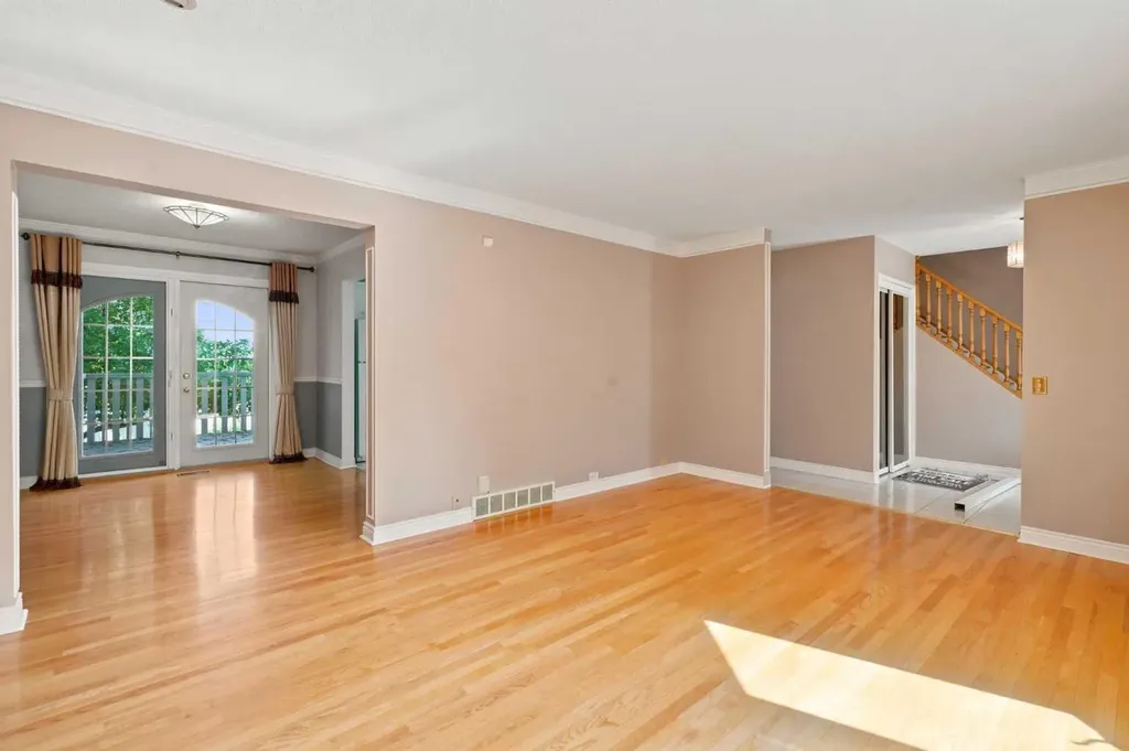 820 Canford Crescent SW Calgary AB T2W 1L2
