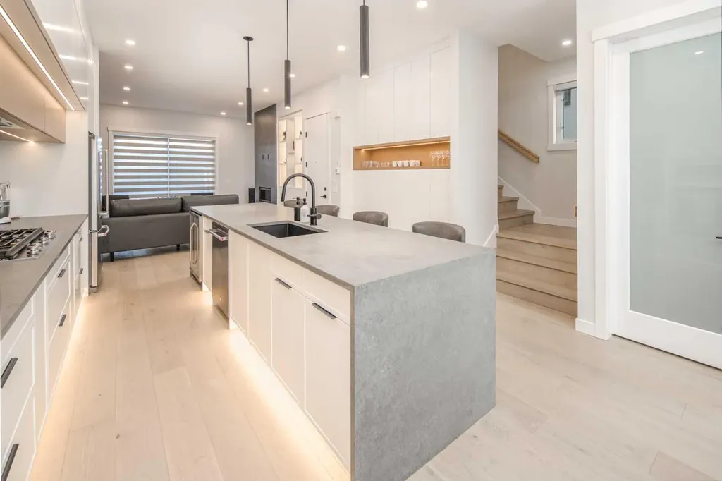 912 15 Avenue NE Calgary AB T2E 1J1