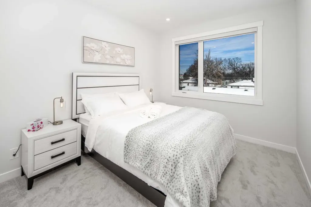 912 15 Avenue NE Calgary AB T2E 1J1