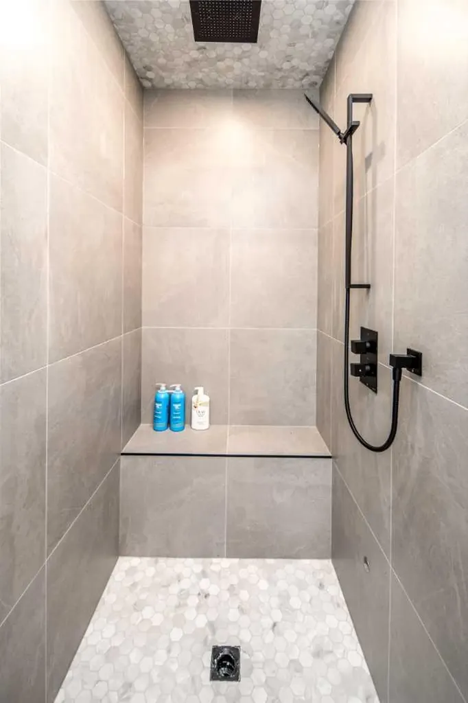 912 15 Avenue NE Calgary AB T2E 1J1