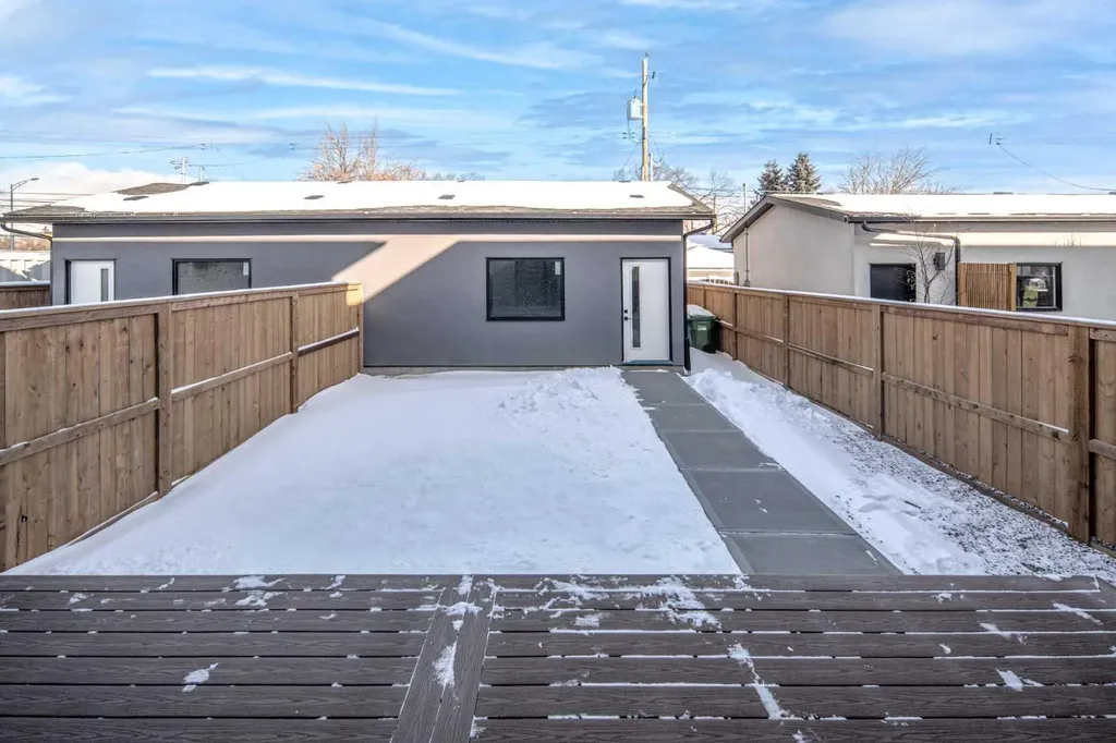 912 15 Avenue NE Calgary AB T2E 1J1