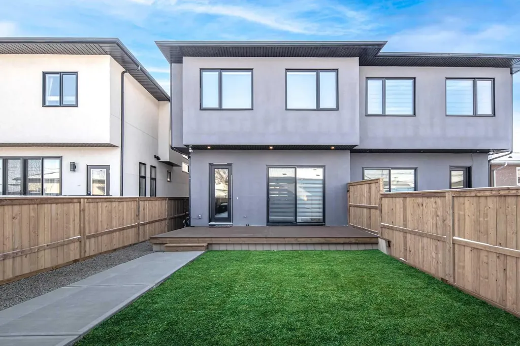 912 15 Avenue NE Calgary AB T2E 1J1