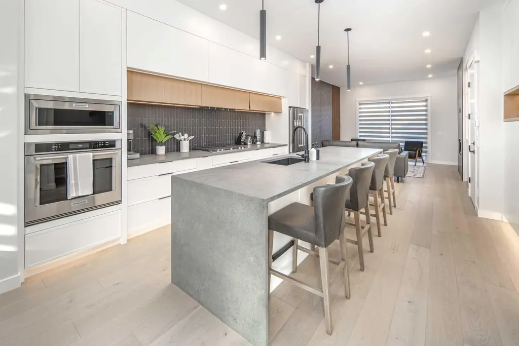 912 15 Avenue NE Calgary AB T2E 1J1
