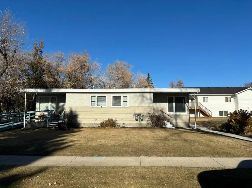 5218 & 5216 56 Avenue Ponoka AB T4J 1G6