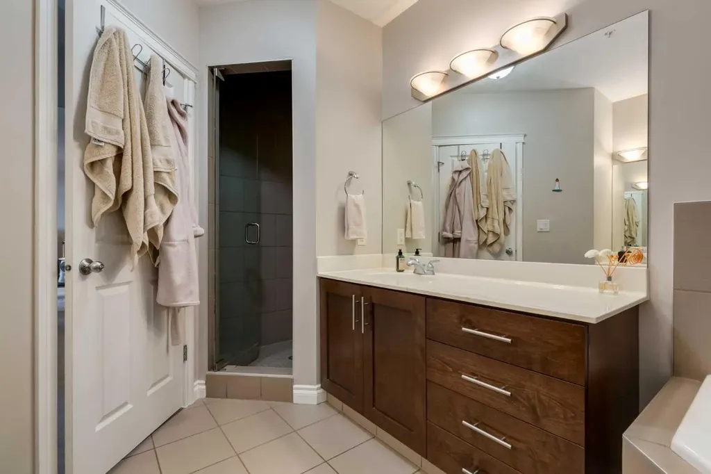 24 Hemlock Crescent SW Calgary AB T3C 2Z1