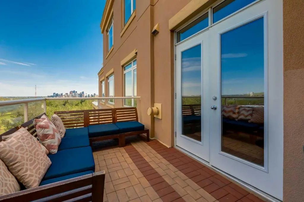 24 Hemlock Crescent SW Calgary AB T3C 2Z1