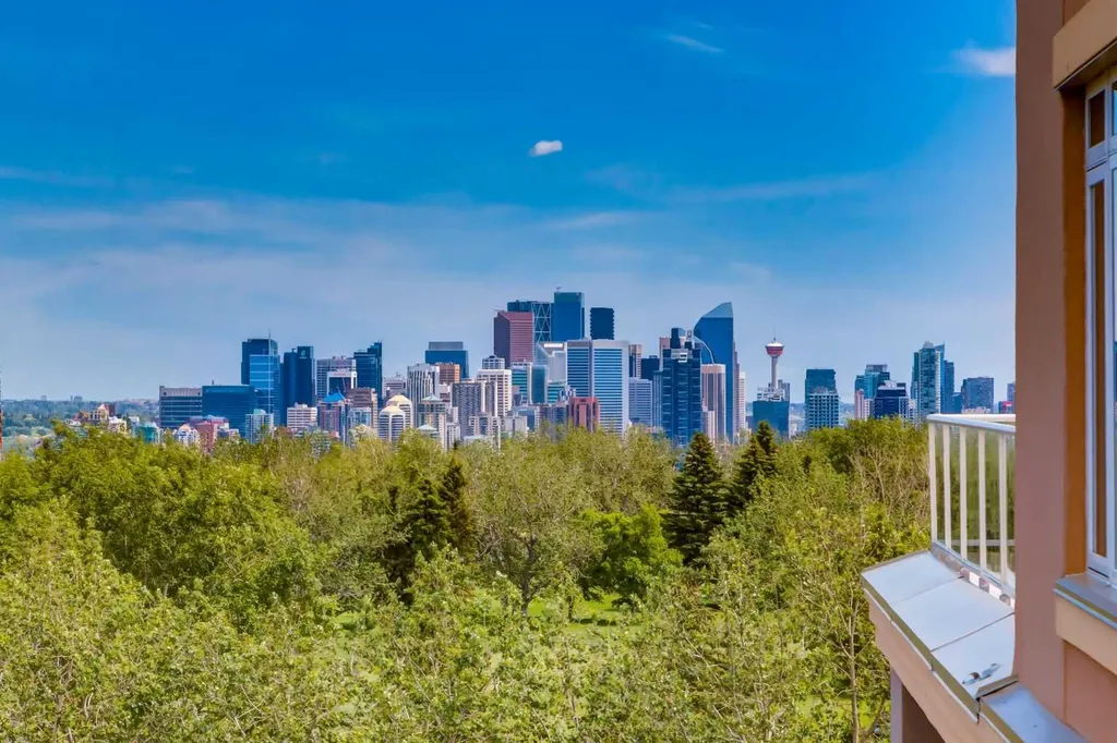 24 Hemlock Crescent SW Calgary AB T3C 2Z1
