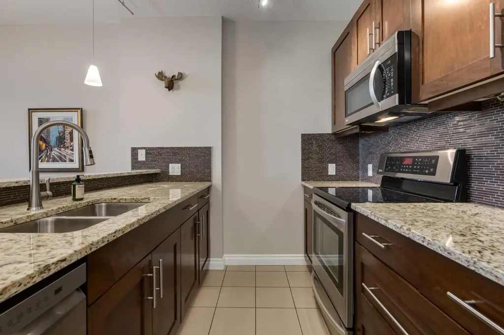 24 Hemlock Crescent SW Calgary AB T3C 2Z1