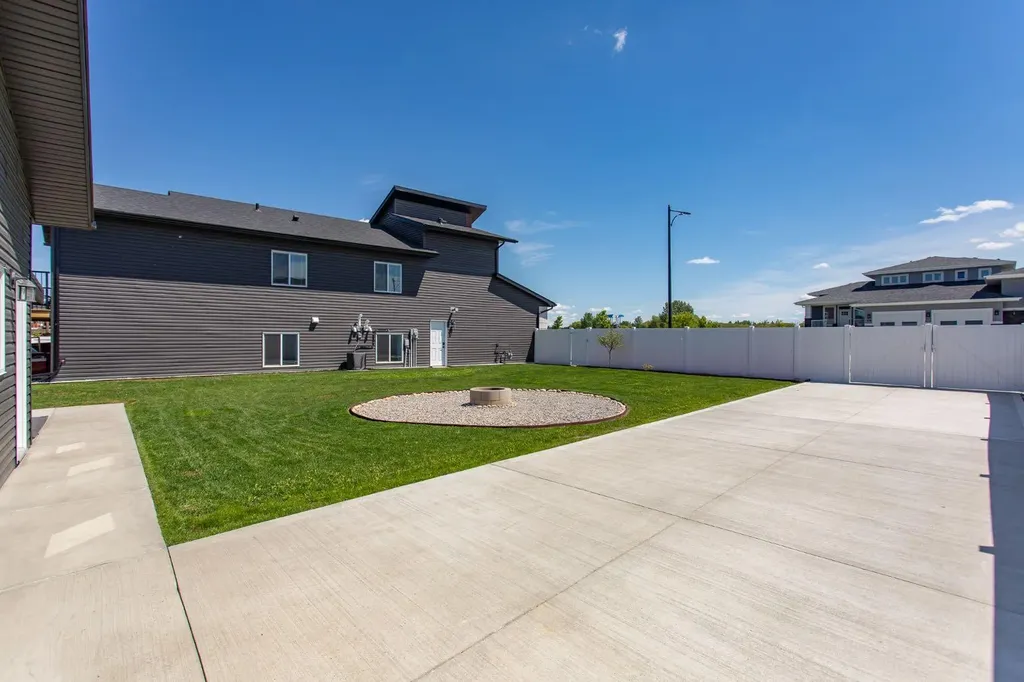 70 Parlby Crescent Lacombe AB T4L0J9