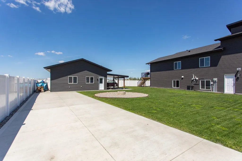 70 Parlby Crescent Lacombe AB T4L0J9