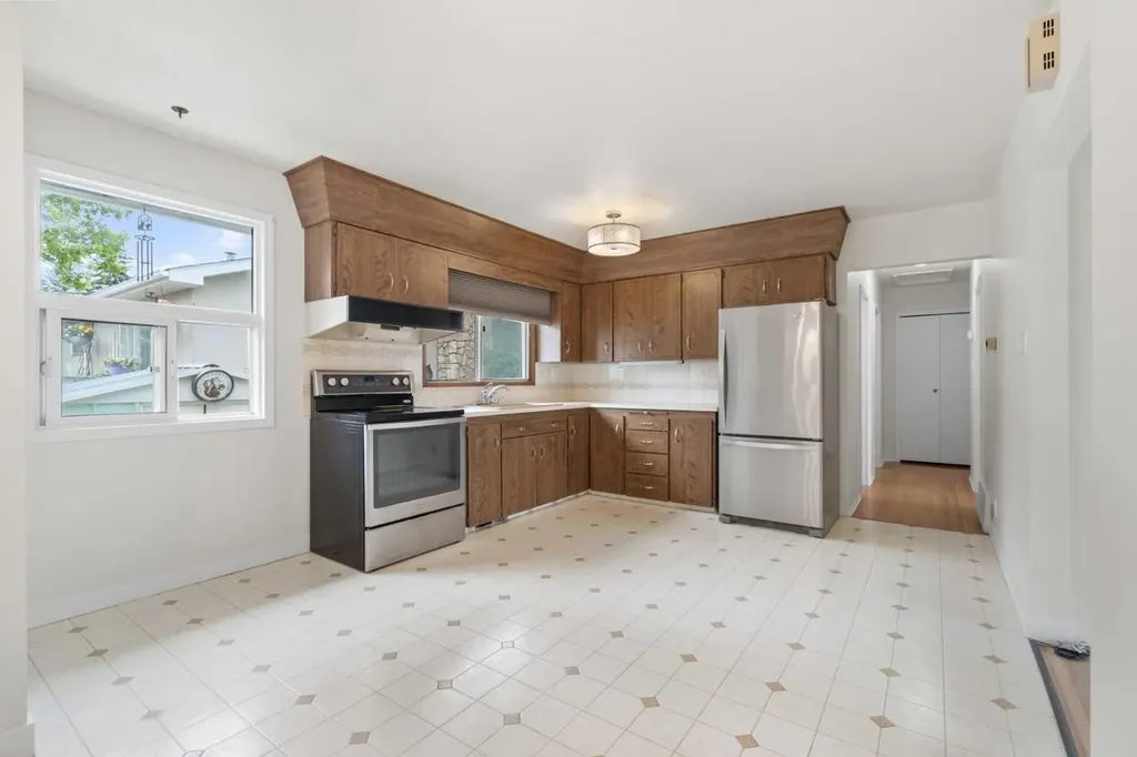 6215 Thorncliffe Drive NW Calgary AB T2K 3A6