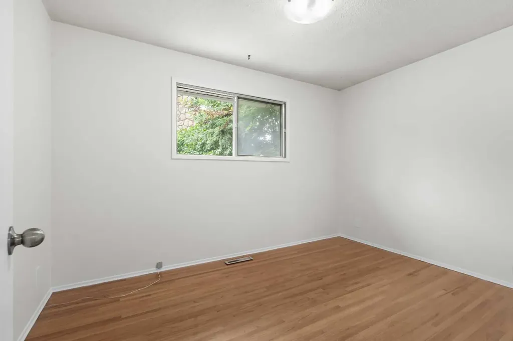 6215 Thorncliffe Drive NW Calgary AB T2K 3A6