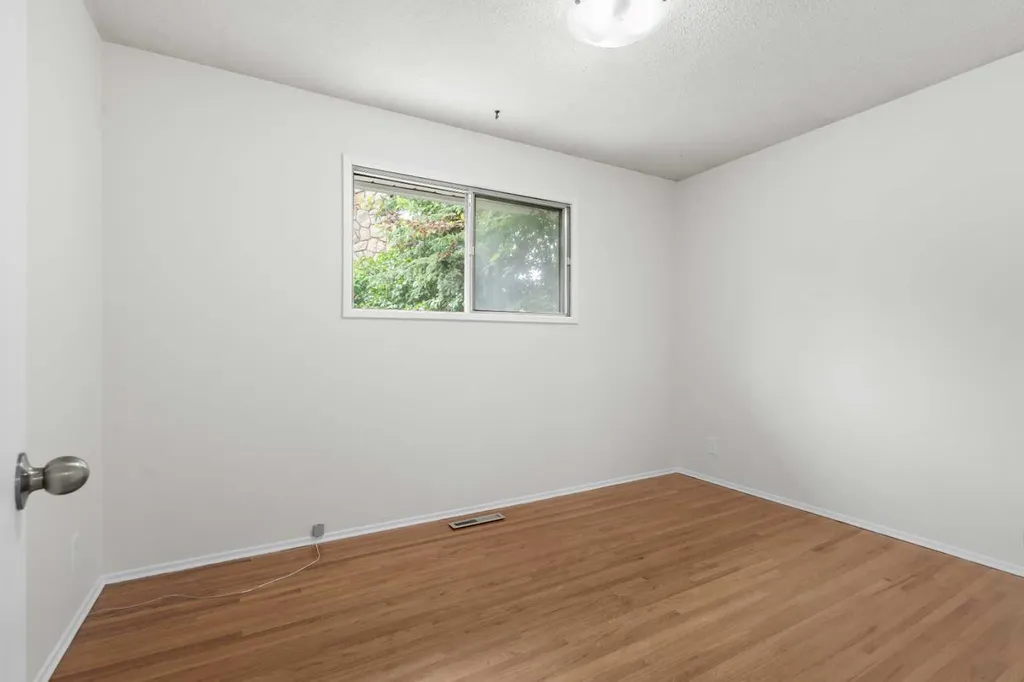 6215 Thorncliffe Drive NW Calgary AB T2K 3A6