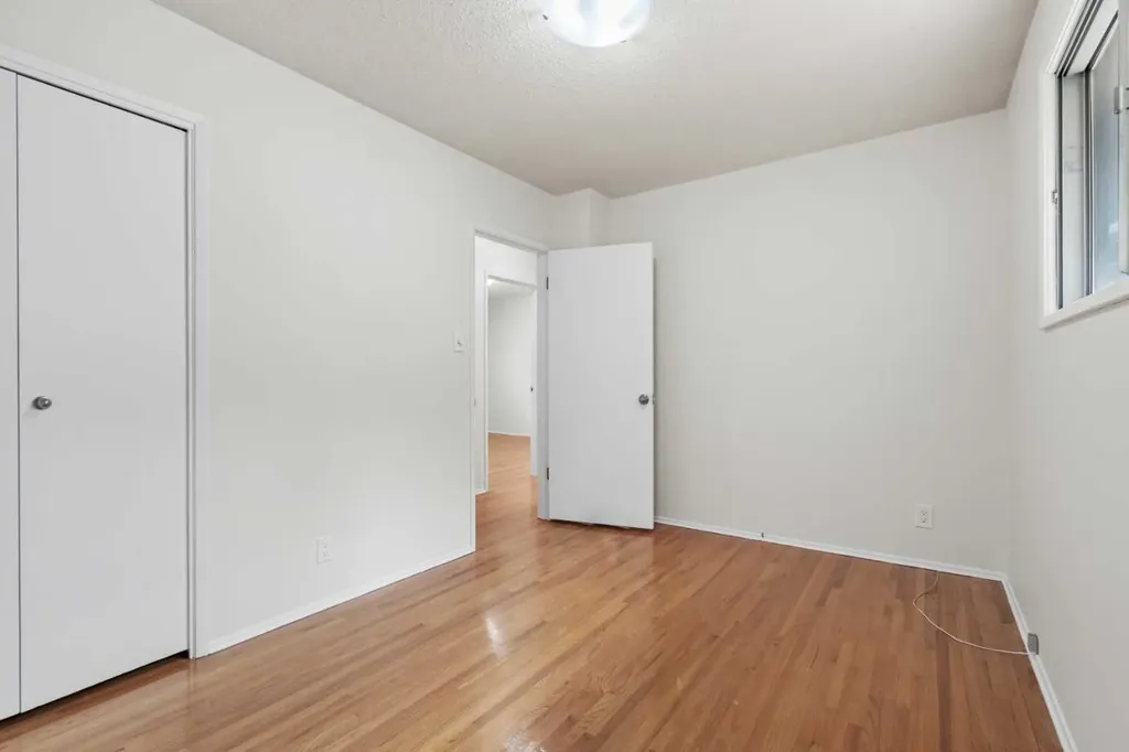 6215 Thorncliffe Drive NW Calgary AB T2K 3A6
