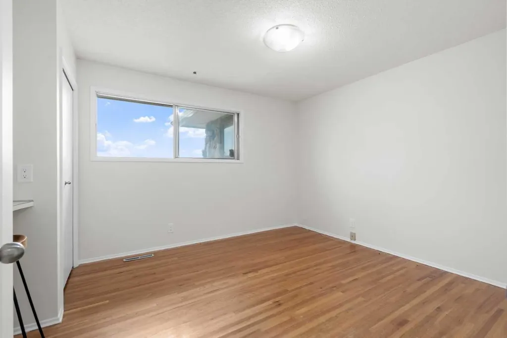 6215 Thorncliffe Drive NW Calgary AB T2K 3A6