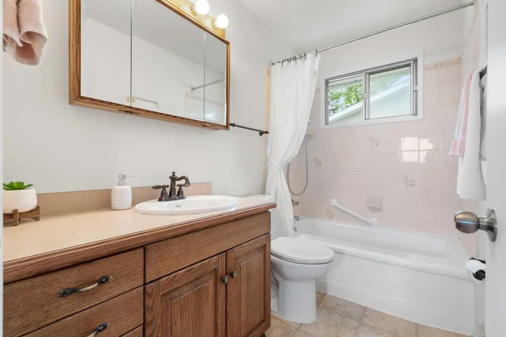 6215 Thorncliffe Drive NW Calgary AB T2K 3A6