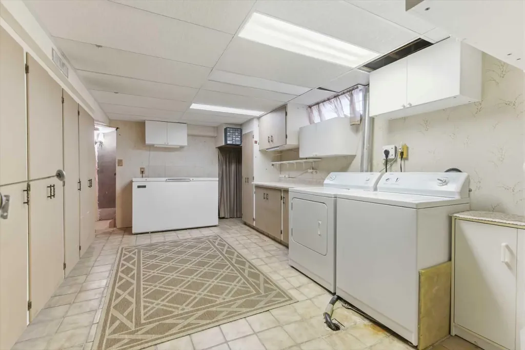 6215 Thorncliffe Drive NW Calgary AB T2K 3A6