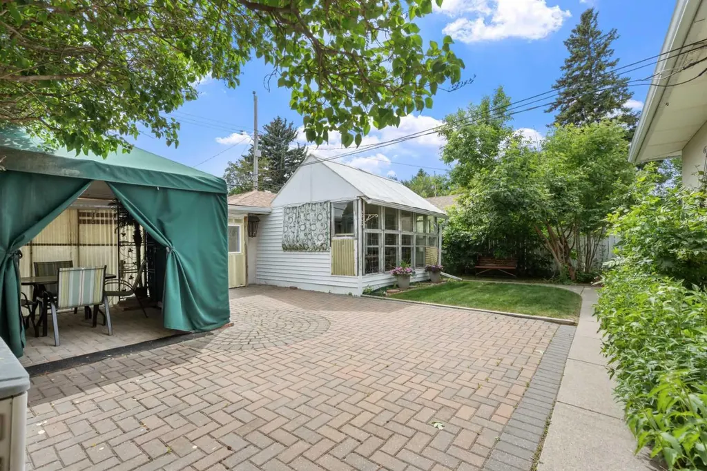 6215 Thorncliffe Drive NW Calgary AB T2K 3A6