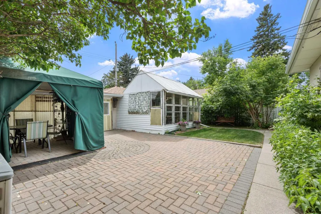 6215 Thorncliffe Drive NW Calgary AB T2K 3A6
