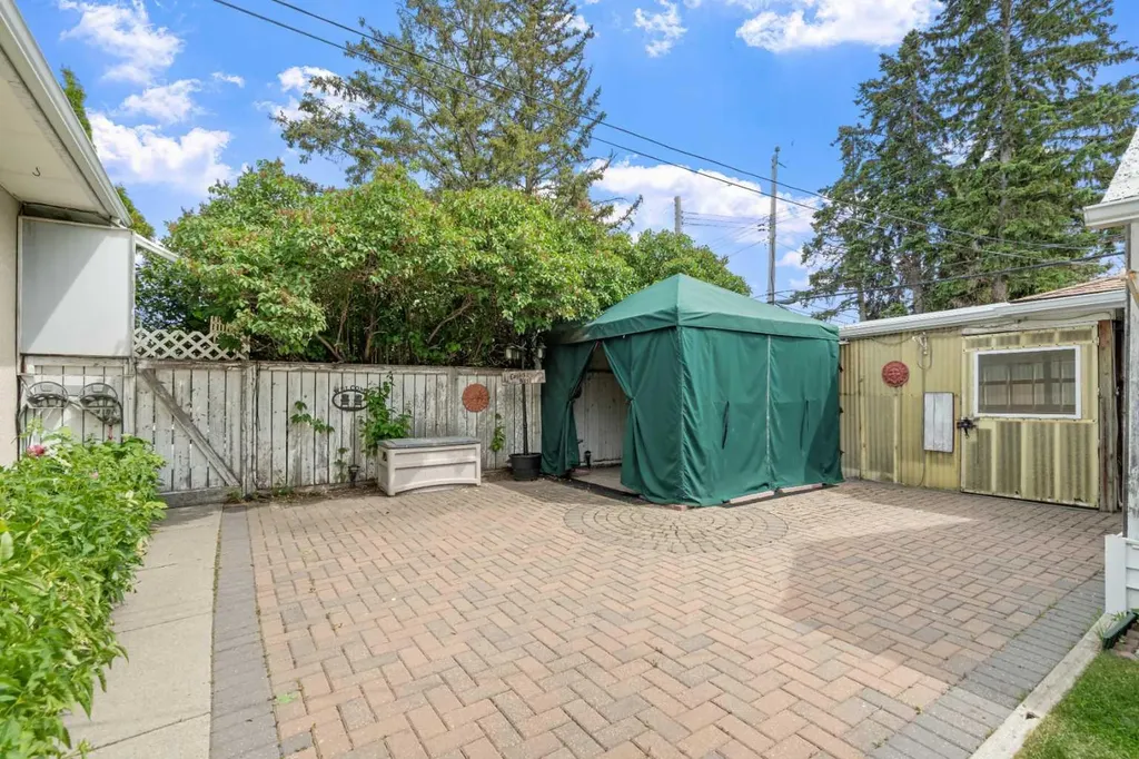 6215 Thorncliffe Drive NW Calgary AB T2K 3A6