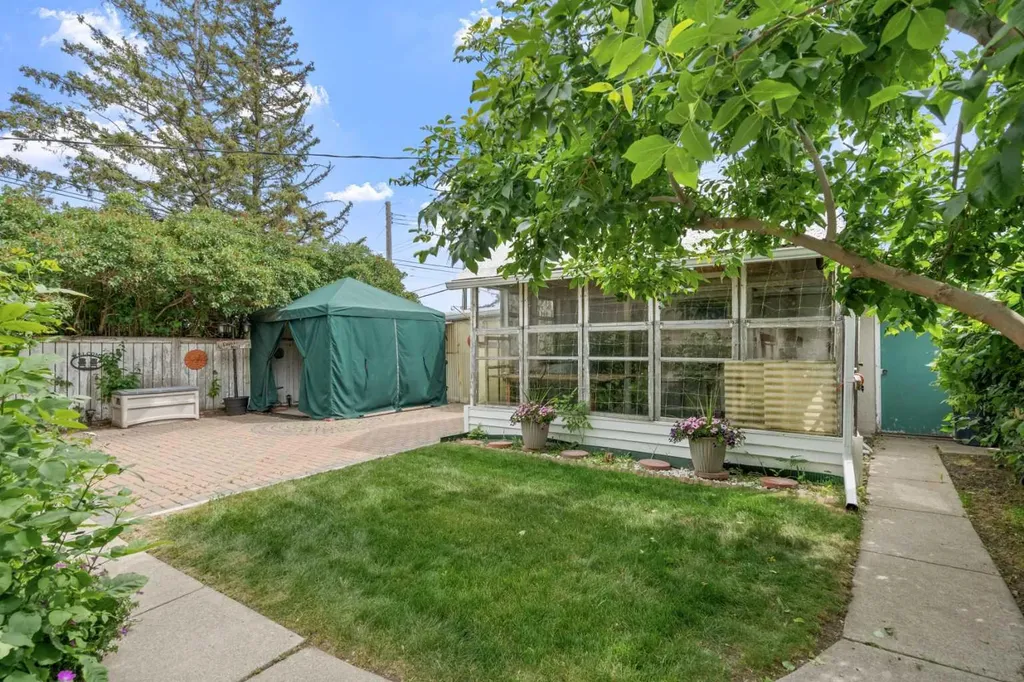6215 Thorncliffe Drive NW Calgary AB T2K 3A6