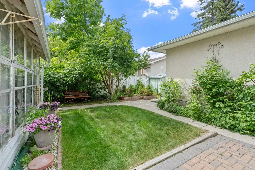 6215 Thorncliffe Drive NW Calgary AB T2K 3A6