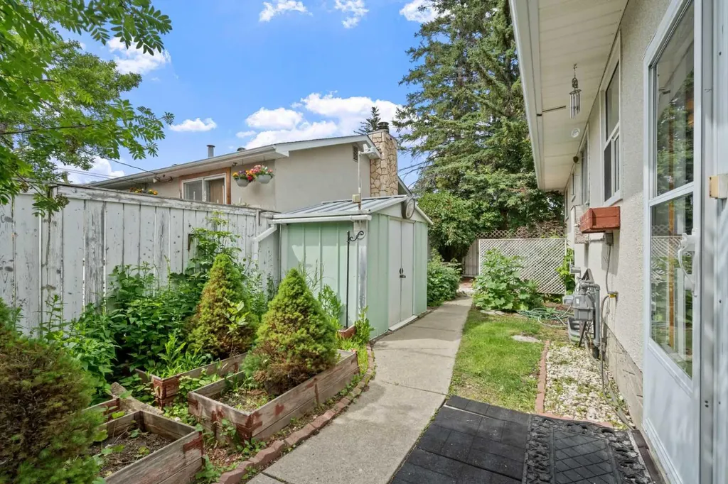 6215 Thorncliffe Drive NW Calgary AB T2K 3A6