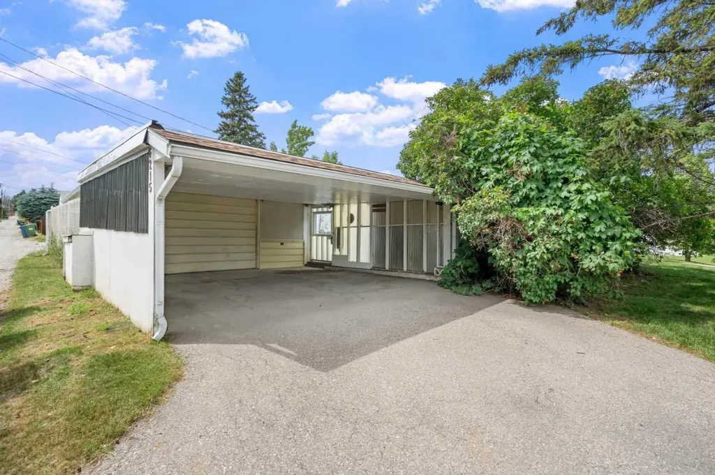 6215 Thorncliffe Drive NW Calgary AB T2K 3A6