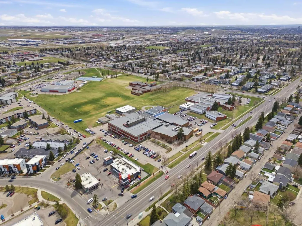 6215 Thorncliffe Drive NW Calgary AB T2K 3A6